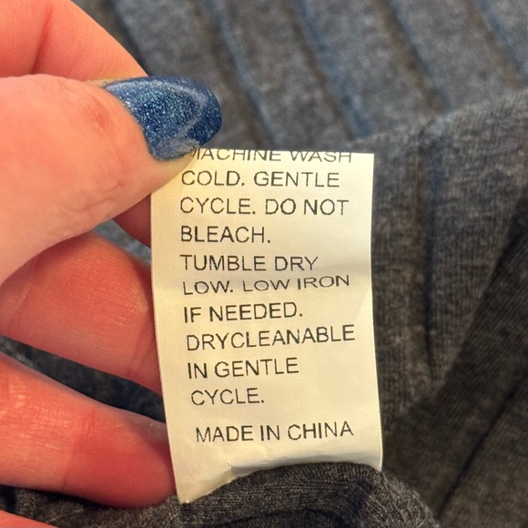 NWOT Dark Gray Ribbed Button-Up Short Sleeve Crop Top Size Medium - Picture 6 of 7